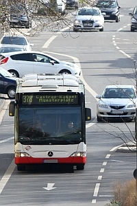 Der Busfahrer muss laut § 35g der StVZO mit den Feuerlöschern an Bord umzugehen wissen.