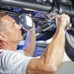 Kfz-Kostenvoranschlag: Vor der Reparatur am Auto sollten Sie ein Gutachten erstelllen lassen, indem der Schaden und der Preis für die Reparatur geschätzt werden.