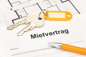 Mietvertrag: Laut Mietrecht kann das Schneeräumen vom Mieter verlangt werden.