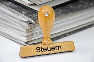 Sie können Reparaturkosten steuerlich absetzen, wenn der Unfall im Dienst geschehen ist und Sie selbst gezahlt haben.