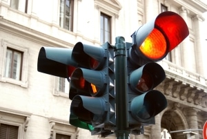 Das Handy am Steuer benutzen: Eine Rote Ampel kann eine Möglichkeit sein, einen Anruf entgegenzunehmen. Ist das erlaubt?