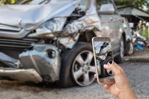 Potential zum Unfall: Durch ein Handy am Steuer erhöht sich das Risiko, mit dem Wagen zu verunfallen. 