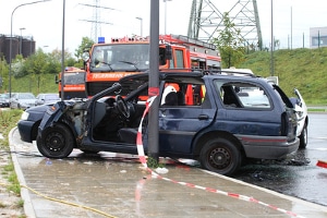 Verursachen Sie einen Unfall mit dem Handy am Steuer, kann das auch strafrechtliche Folgen für Sie haben. 