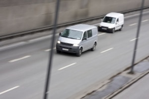 Die mit ViBrAm durchgeführte Messung erfolgt mithilfe mehrerer Kameras zumeist von Autobrücken aus. 