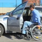 Autofahren im Rollstuhl: Mobil trotz körperlicher Beeinträchtigung.