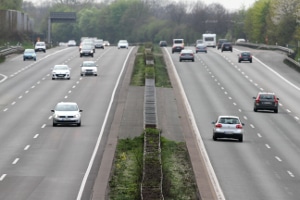 Mindestgeschwindigkeit auf der Autobahn ist in Deutschland Pflicht. Weniger darf nur in Ausnahmefällen gefahren werden.