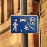 Vorgabe der Schrittgeschwindigkeit: Ein Schild wie dieses verpflichtet zur Einhaltung der niedrigen Geschwindigkeit.