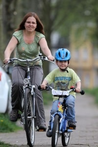 Eltern sollten darauf achten, dass das Kinderfahrrad verkehrssicher ist.