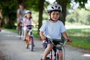 Die Verkehrserziehung mit dem Fahrrad soll Kinder auf den Straßenverkehr vorbereiten.