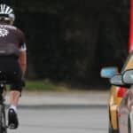 Wird der vorgegebene Seitenabstand nicht eingehalten, geraten vor allem Radfahrer in Gefahr.