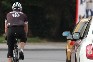 Wird der vorgegebene Seitenabstand nicht eingehalten, geraten vor allem Radfahrer in Gefahr.