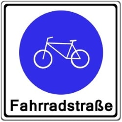 Das Verkehrszeichen 244 weist eine Fahrradstraße aus.