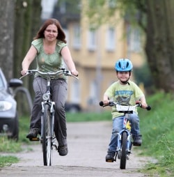 Fahrradunfall: Ohne Helm unterwegs zu sein, kann Nachteile bei der Versicherung bringen.