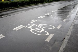 Schutzstreifen für Radfahrer sind durch die unterbrochene Linie gekennzeichnet.