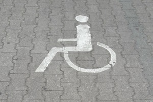 Behinderten kann ein Auto, was auf sie zugeschnitten ist, das Leben erleichtern.