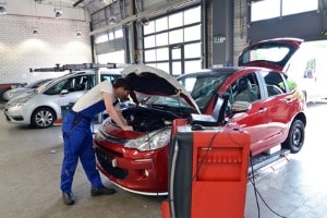 Umbauten für ein behindertengerechtes Auto sollten in einer Fachwerkstatt vorgenommen werden.