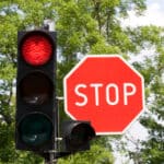 Rote Ampel überfahren: Ist ein Einspruch gegen den Bußgeldbescheid möglich?