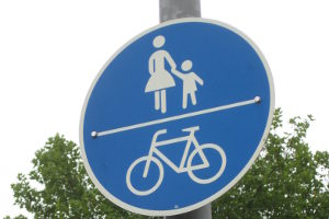 Radfahrer müssen den Radweg nur benutzen, wenn ein Schild dies vorgibt.