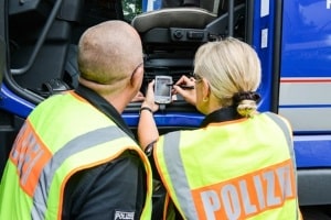 Eine Fahrerkarte zu verlängern, ist online nicht möglich. Eine abgelaufene Karte kann zu Bußgeldern führen.