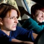 Um eine Anzeige wegen Fahrerflucht zu verhindern, sollten Sie auf jeden Fall alle Beteiligten und die Polizei kontaktieren.