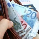 Die Versicherung weigert sich bei einer Fahrerflucht meist, die Kosten zu übernehmen. Auch ein Bagatellschaden muss aus eigener Tasche bezahlt werden.