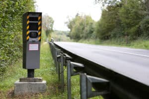 Blitzer können als Beweismittel im Bußgeldbescheid genannt werden.