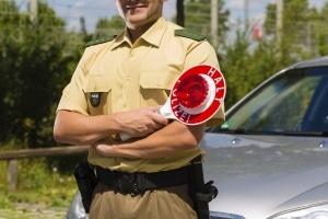 Zeugen oder der Geschädigte melden der Polizei die Fahrerflucht,