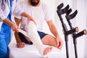 Egal, ob das Bein oder der Arm im Gips stecken, das Autofahren sollten Sie bleiben lassen.