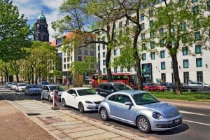 Mit dem Auto nach Griechenland: Parken ist nur in den gekennzeichneten Zonen möglich.