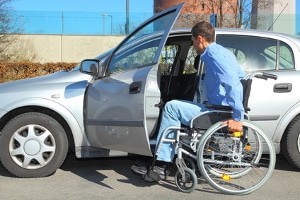 Der Behindertenparkplatz erleichtert das Parken für Menschen mit Behinderung.