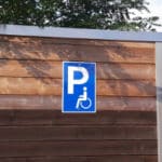 Ein Schild kennzeichnet den Behindertenparkplatz.