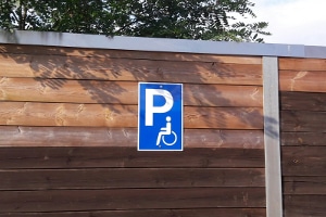 Ein Schild kennzeichnet den Behindertenparkplatz.