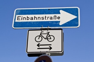 Bußgeldkatalog Einbahnstraße: Das Zusatzschild zeigt an, dass Fahrradfahrer in der Einbahnstraße in beide Richtungen verkehren dürfen.