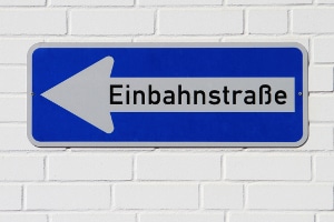 Bußgeldkatalog Einbahnstraße: Einbahnstraßen sind nur in eine Richtung befahrbar