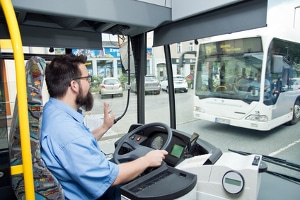 Busfahrer haben auf der Busspur Vorrang vor Links- und Rechtsabbiegern.