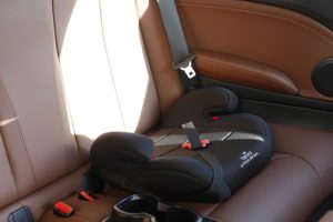 sitzerhöhung mit gurtführung