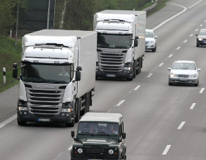 Das an Gefahrenstellen eingerichtete Überholverbot soll schwere LKW-Unfälle verhindern.