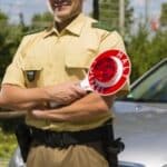 Verwarnungsgeld bezahlen oder nicht? Auf jeden Fall bezahlen, sonst droht ein Bußgeld.