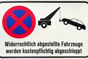 Ein absolutes Halteverbot ist automatisch auch ein Parkverbot. Oft wird davor gewarnt, dass Missachtung ein Abschleppen zur Folge haben kann.