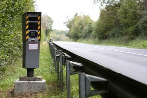 Außerorts geblitzt: Leere Landstraßen laden förmlich zum Schnellfahren ein. Doch auch hier wird die Geschwindigkeit kontrolliert.