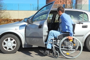 Behindertenparkausweis: Ist der Antrag erfolgreich, können Sie die Parkerleichterungen nutzen. Ein Behindertenausweis für Ihr Auto reicht nicht aus.