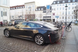 Mit Elektroauto Sprit sparen: So tanken Sie in Zukunft Strom und nicht Benzin.