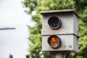 Geblitzt, was jetzt? Ist das Blitzerfoto nicht eindeutig, erhält der Fahrzeughalter einen Anhörungsbogen.