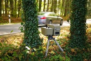 Die Geschwindigkeitsmessung am Auto kann mobil oder stationär erfolgen.