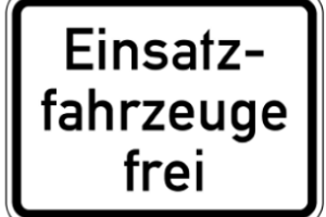 Eine Halteverbot mit Zusatzschild kann das Verbot ergänzen oder bestimmte Fahrzeuge davon freistellen.