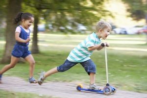 Kinder im Straßenverkehr: Sie müssen vor allem lernen, Gefahren einzuschätzen.