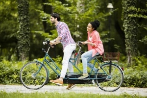 Sprit sparen beginnt oft mit der Entscheidung, das Auto einfach stehen zu lassen. Fahren Sie stattdessen öfter mal Fahrrad.