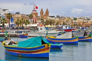 Mit dem Auto auf die Insel: Verkehrsregeln sind auf Malta ebenfalls zu beachten.