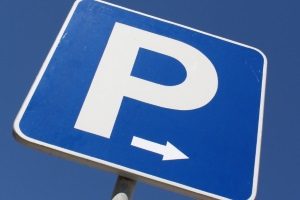 Elektronische Parkscheibe, PKW mit einer digitalen Uhr, die die Ankunft des  Fahrzeugs auf einem Parkplatz anzeigt, gilt als Ersatz für die analogen,  schiebe- oder drehbaren Parkscheiben, mit offizieller Zulassung, gem. STVO,  Parken-Verkehrszeichen 314