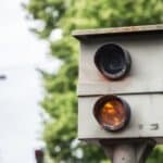 Geblitzt - und nun? In der Regel kommt es zu einer Anhörung wegen einer Geschwindigkeitsüberschreitung, bevor der Bußgeldbescheid nach Hause kommt.